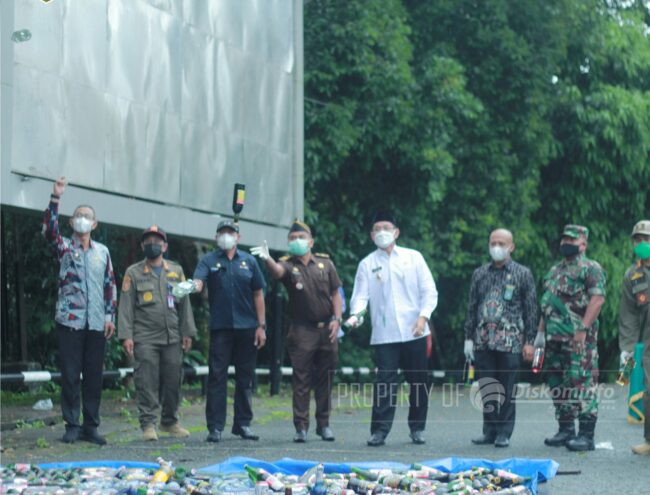 Musnahkan Ribuan Botol Miras, Wawali Ajak Masyarakat Perangi Bersama