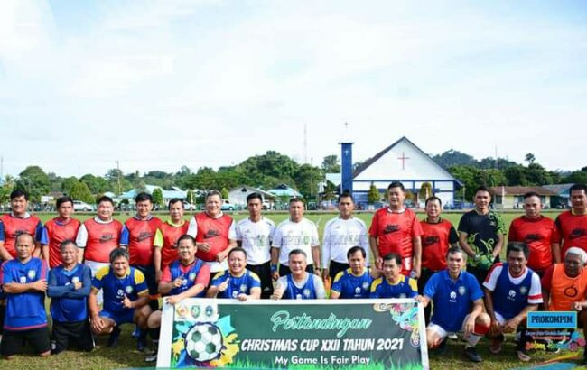 Bupati Wempi resmi menutup Turnamen Christmas Cup ke-22 tahun 2021 di lapangan Yufai Semaring