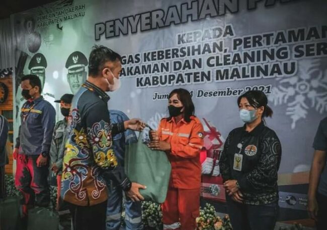 500 Pegawai Kontrak DPUPR-PERKIM dan DLH Terima Parcel Natal dari Bupati