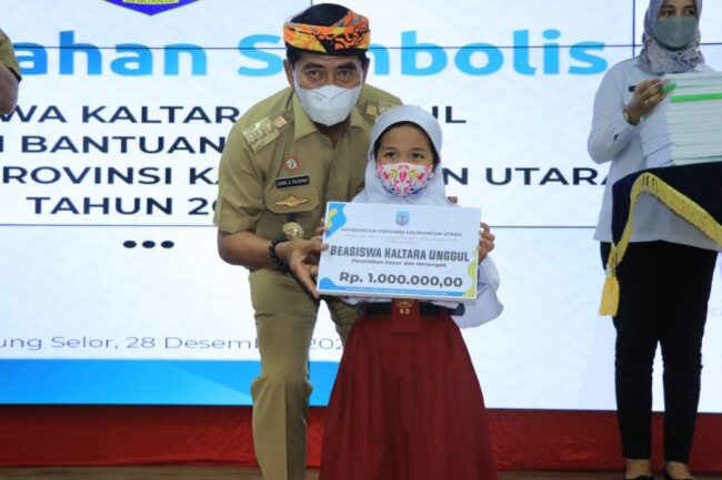Serahkan Beasiswa Kaltara Unggul, Gubernur Harap Peningkatan SDM Kaltara