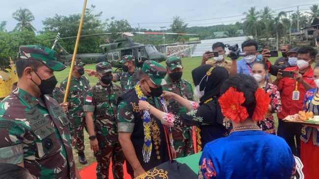 BUPATI LAURA SAMBUT KEDATANGAN KASAD JENDERAL TNI DUDUNG DI SEBATIK