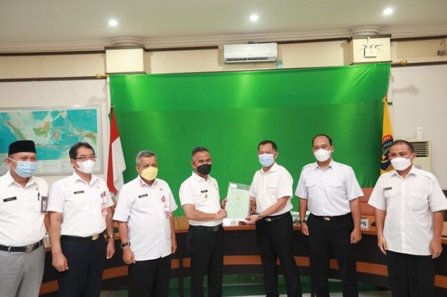 Walikota Terima Sertifikat Tanah  