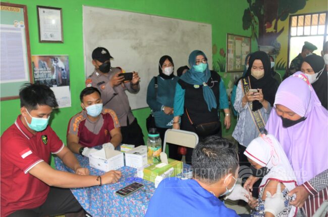 Tinjau Vaksinasi di SDN 001 Palaran, Rinda Kagum Lihat Semangat Siswa dan Orang Tua