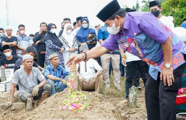 Gubernur Hadiri Pemakaman, Almarhum Banyak Berkarya Untuk Kaltara