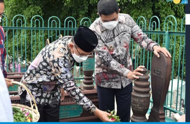 Usai Pimpin Apel HUT Kota, Andi Harun-Rusmadi Ziarah ke Makam Anang Hasyim dan Nusyirwan Ismail