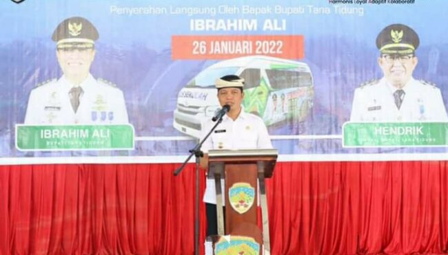 Bupati Tana Tidung Serahkan Leptop dan Mini Bus