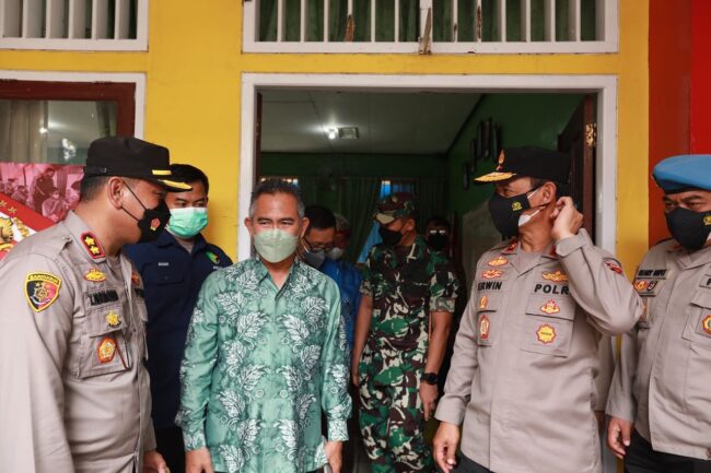 WALIKOTA TINJAU VAKSINASI SERENTAK DI HALAMAN SD NEGERI 018 KARANG REJO TARAKAN BARAT