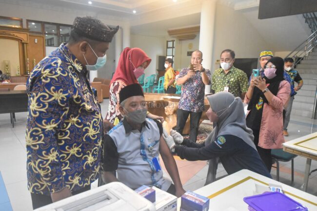 Dinkes Gelar Vaksinasi Booster di Kantor Bupati dan Pasar Induk