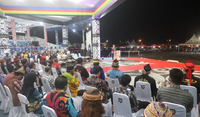 Tutup Festival Seni dan Budaya Lundayeh, Bupati Wempi Ajak Masyarakat Manfaatkan Setiap Event Untuk Tingkatkan Ekonomi