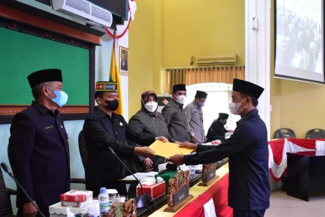 Fraksi DPRD Setujui Raperda Retribusi Tenaga Kerja Asing dan Pengelolaan Keuangan
