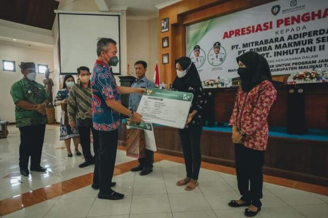 Jalankan Program JKN, Bupati Beri Penghargaan 3 Perusahaan