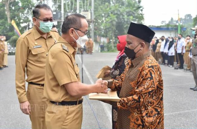 Pimpin Apel, Wawali Serahkan Tabungan Hari Tua