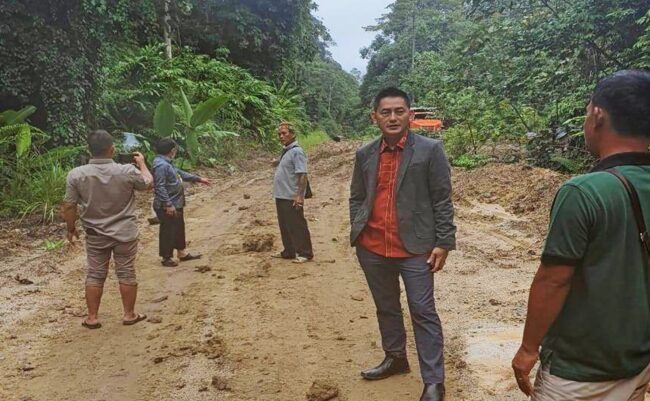 Anggota DPRD Kaltara Tinjau Jalan Perbatasan Apau Kayan