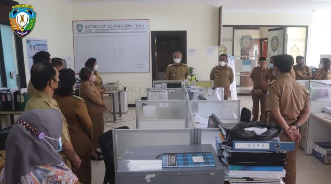 Sidak dibeberapa OPD, Wempi minta ASN Loyalitas kepada Masyarakat melalui Tupoksinya