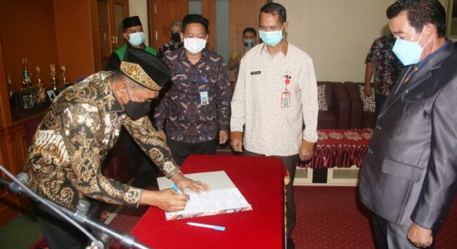 Alimuddin MAP Dilantik Sebagai Dewas Perumda Benuo Taka Perikde 2022 – 2026