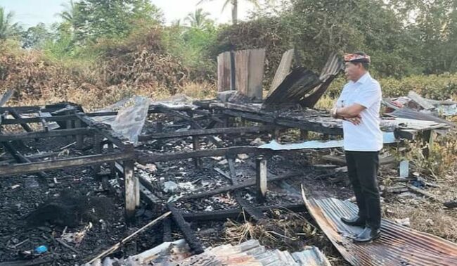 Gubernur Tinjau dan Serahkan Bantuan Kebakaran di Selimau