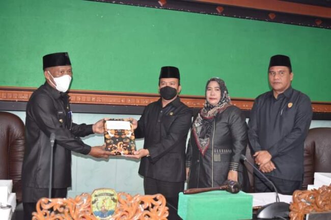 Bupati Serahkan Nota Pengantar KUPA PPAS 2022