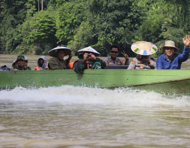 Bupati Kunjungi Desa Terakhir, Sekaligus Serahkan BLT dan Tinjau Batas Wilayah