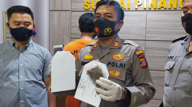 Pelajar di Samarinda Nyambi Edarkan Ganja
