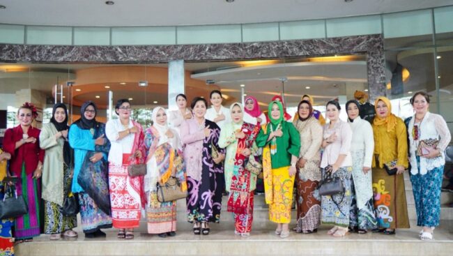 Kaltara Ikut Pecahkan Rekor Parade Berkebaya Bersama Iriana Jokowi