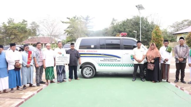 Jumat Berkah, Bang Syarwani Serahkan Bantuan Hibah Mobil Jenazah