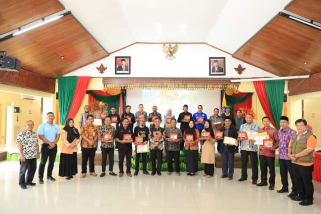 Walikota Serahkan Hadiah Pemenang Pawai Budaya