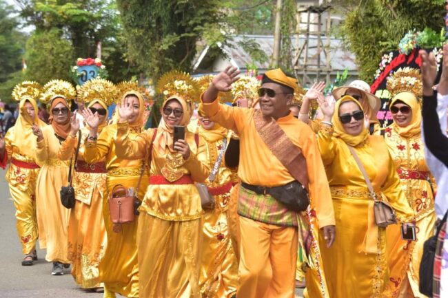 Ribuan Peserta Meriahkan Pawai Budaya dan Kendaraan Hias