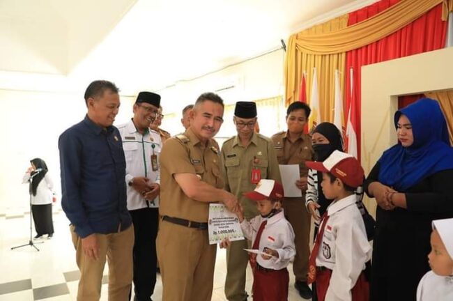 Simbolis: Wali Kota menyerahkan bantuan biaya pendidikan