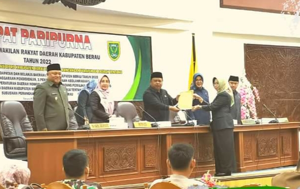 Sahkan APBD 2023 dan 4 Raperda Bersama DPRD, Bupati Harap Berikan Pelayanan Terbaik untuk Masyarakat