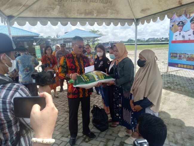 Bupati Buka Pasar Murah Sekaligus Serahkan Bantuan Modal Untuk Pelaku Usaha Mikro