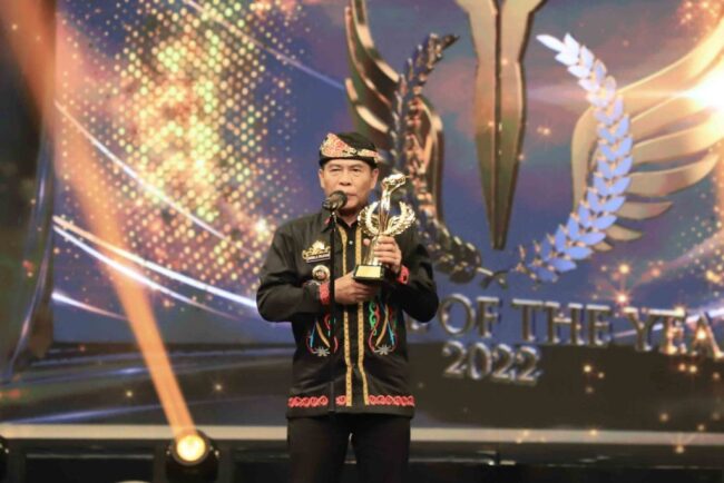 Terima Penghargaan The People of The Year 2022, Gubernur Dedikasikan Penghargaan Kepada Masyarakat