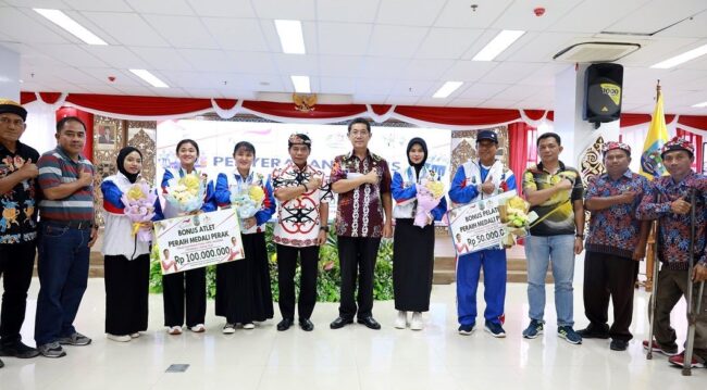 Gubernur Serahkan Bonus Atlet Penyandang Disabilitas