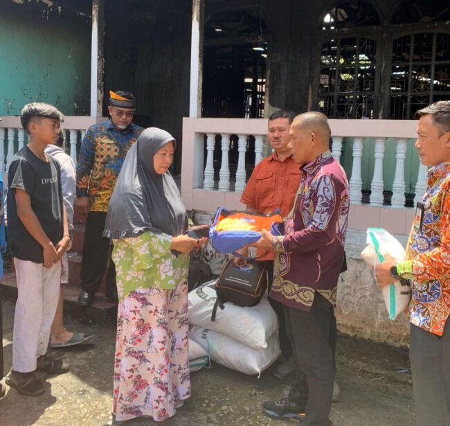 Beri Bantuan, Bupati Harapakan Warga Harus Waspada