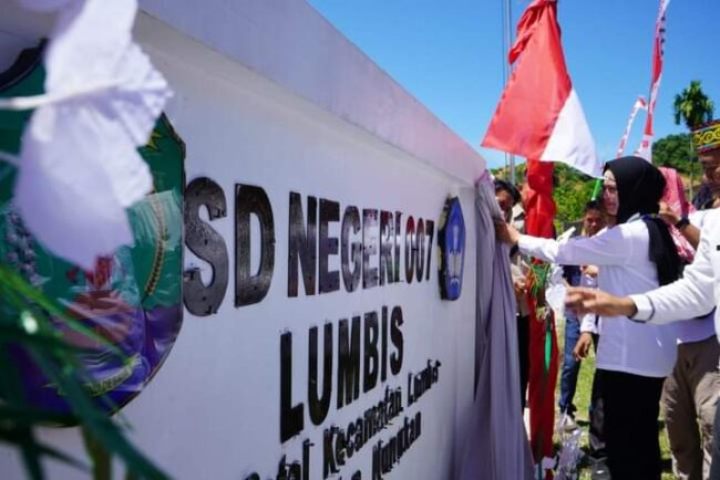 Bupati Nunukan Laura Resmikan Gedung Baru SDN 007 dan SMPN 02 Lumbis