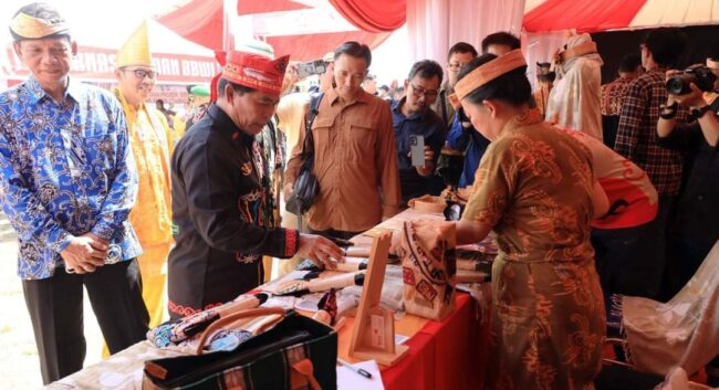 Dagangan UMKM Laris Diborong Gubernur