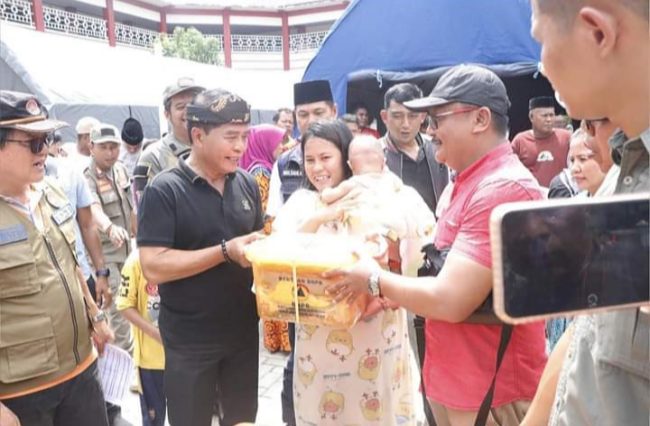 Tinjau Lokasi Kebakaran di Jembatan Bongkok, Zainal Paliwang Beri Bantuan