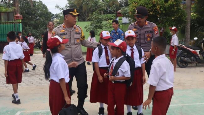 Kapolres Nunukan Daftarkan 8 Murid SD ke Sekolah, Ini Penyebabnya