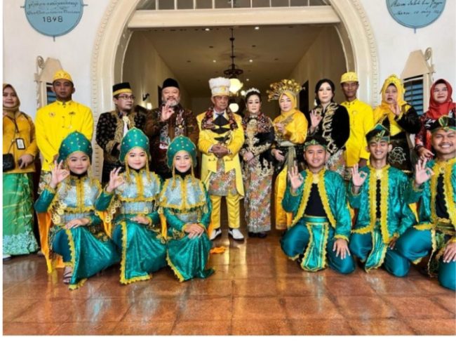 Wakil Bupati Berau Gamalis Mendampingi Duta Seni Budaya Berau dalam BEN Carnival 2nd 2023 di Kota Blitar