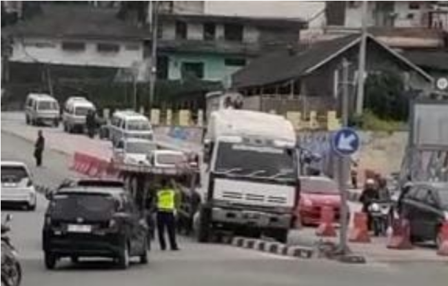 Trailer Hantam Innova Simpang Muara Rapak Balikpapan
