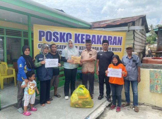 Donasi Terkumpul Rp 32 Juta, Lurah Margo Mulyo Langsung Serahkan Kepada Korban Kebakaran