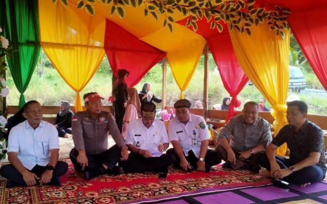 Bupati Mengikuti Tradisi Tolak Bala di Pantai Tanjung Arang