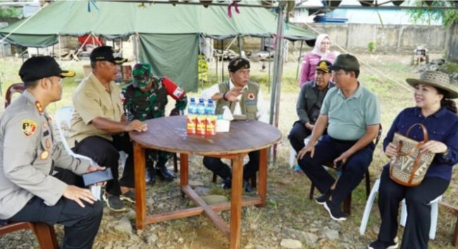 Gubernur Kaltara Kucurkan Rp 400 Juta dan 200 Ton Beras, Serta Ikut Membungkus Nasi untuk Korban Banjir Malinau