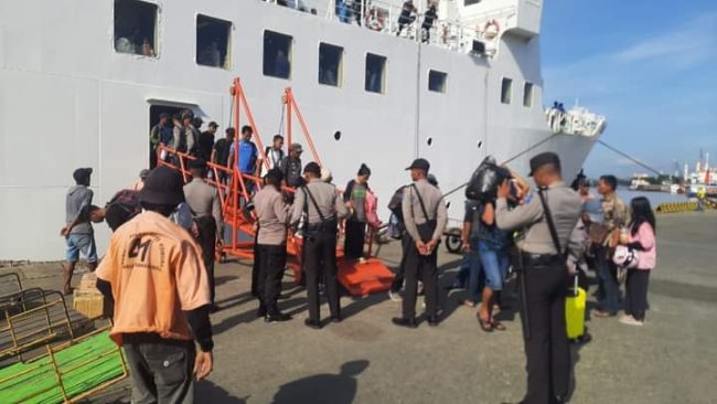 Personil Polsek Kawasan Pelabuhan Samarinda bersama Siswa Latja SPN Polda Kaltim T.A. 2023 Melaksanakan Pengamanan Kedatangan Kapal “KM. PRINCE SOYA