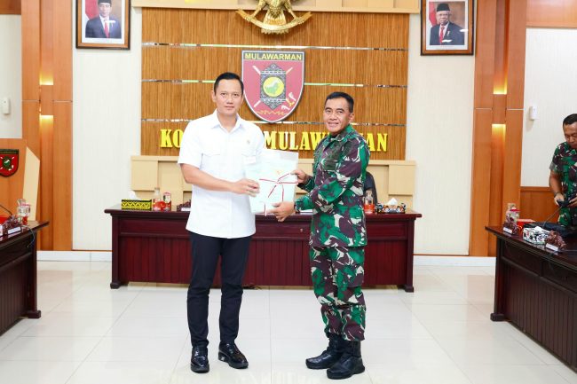 Menteri ATR/BPN Serahkan Sertifikat Tanah Markas Kogabwilhan II Kabupaten Kutai Kartanegara