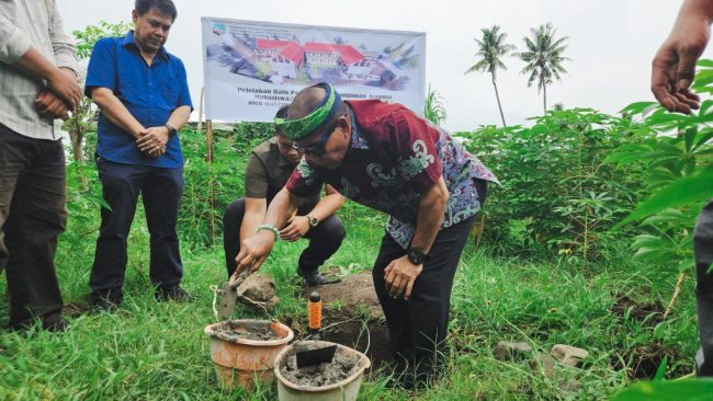 Tandai Lokasi Pembangunan Asrama Mahasiswa, Gubernur Lakukan Peletakan Batu Pertama
