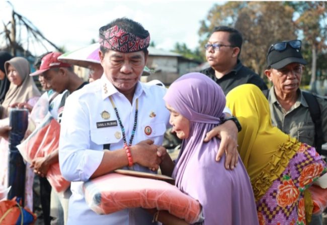 Tinjau Korban Kebakaran, Gubernur Sempatkan Bercengkrama dengan Warga Long Beluah