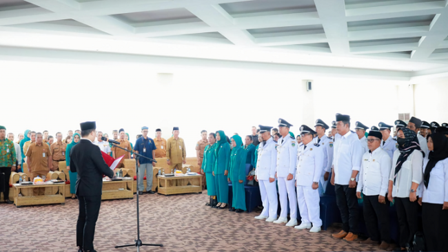 Bupati Mengukuhkan dan Menyerahkan Surat Keputusan Perpanjangan Masa Jabatan Kepala Desa dan Badan Permusyawaratan Desa Se-Kabupaten