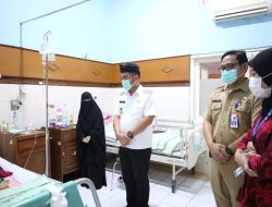 Pj. Wali Kota Kunjungi Bayi Kembar Siam di RSUD Dr. Soetomo, Pastikan Perawatan Optimal