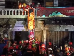 Petugas Menemukan Jasad NBH (65) Diruruntuhan Ruko UD Agung Paint Center