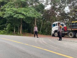 Polisi Sigap, Truk Fuso Muatan Besi Alami Out Of Control di KM 100 Jalan Poros Berau–Samarinda